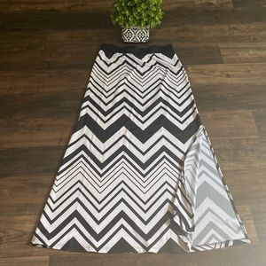 Maxi chevron skirt 2B BEBE with sexy side slit